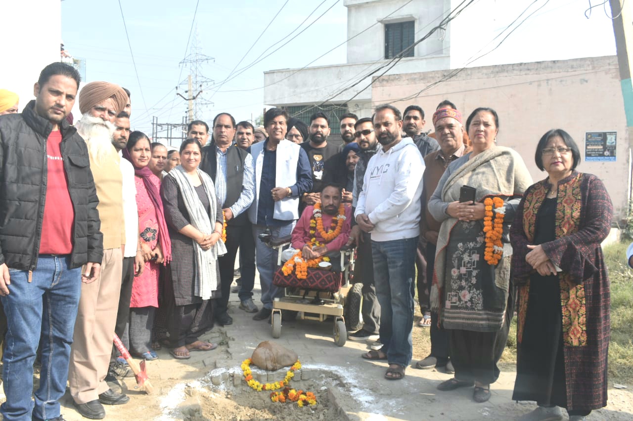 MLA Jimpa inaugurates the work of laying sewer pipes in New Dasmesh Nagar of Ward No. 24
